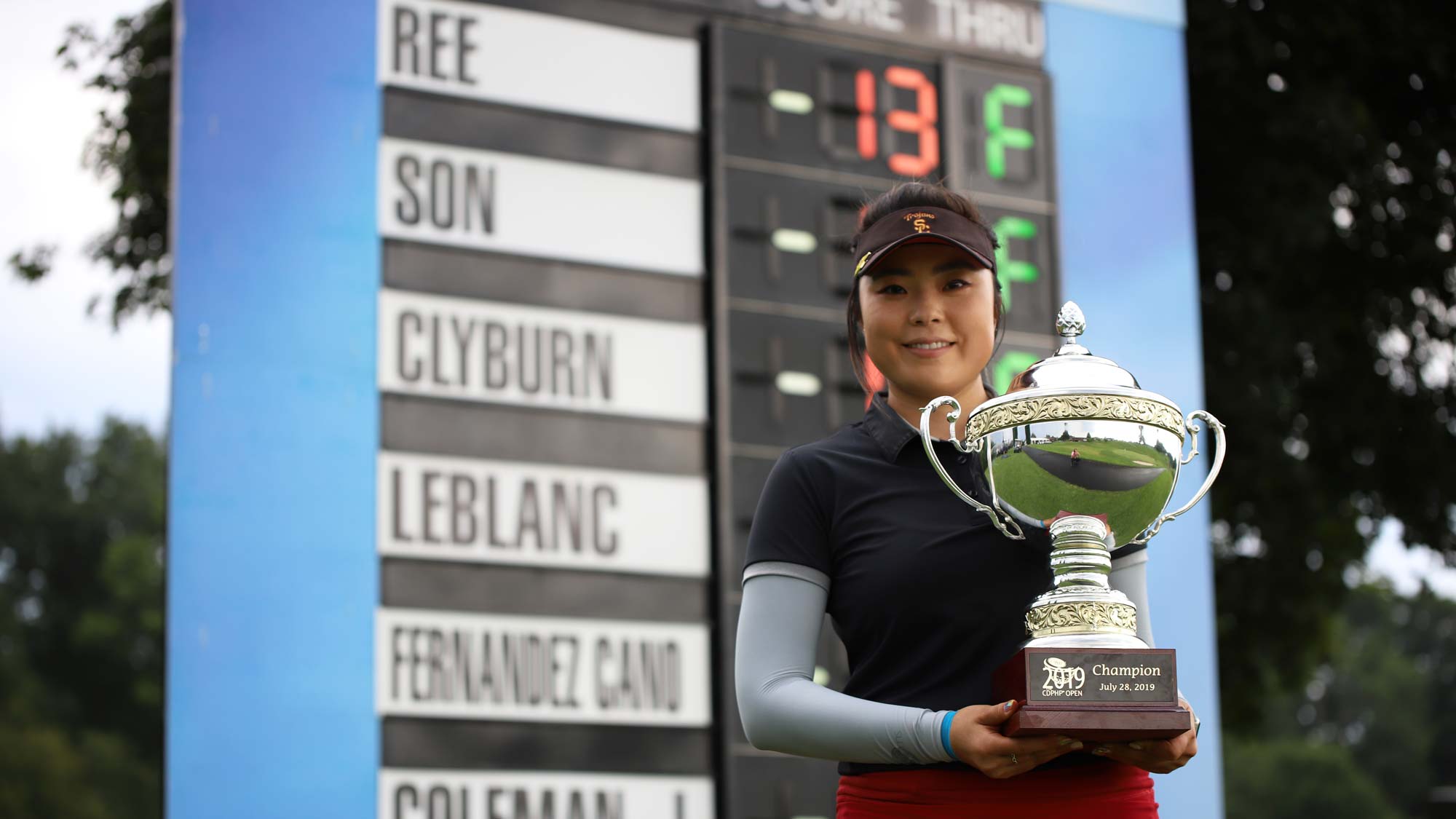 robynn-ree-with-trophy-by-leaderboard.jpg