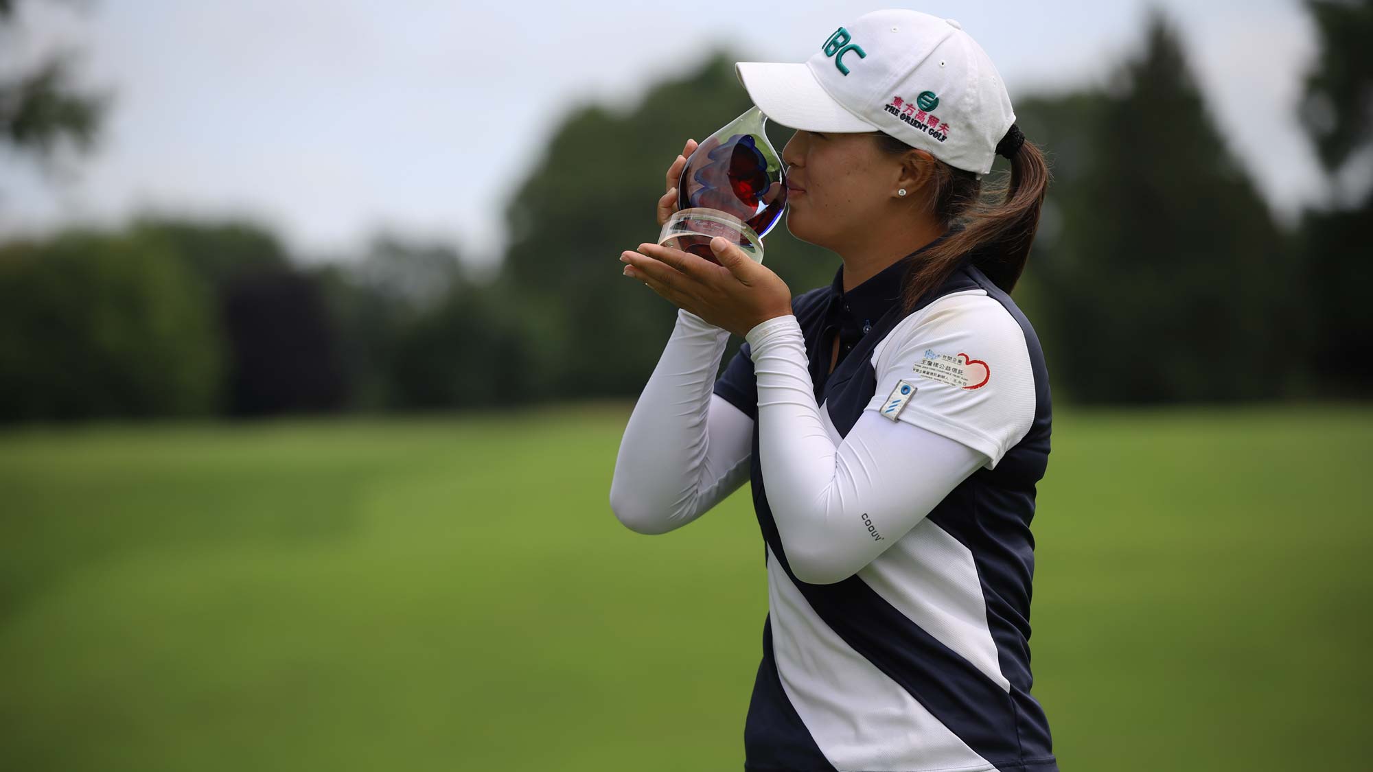 Ssu-Chia Cheng kisses trophy 