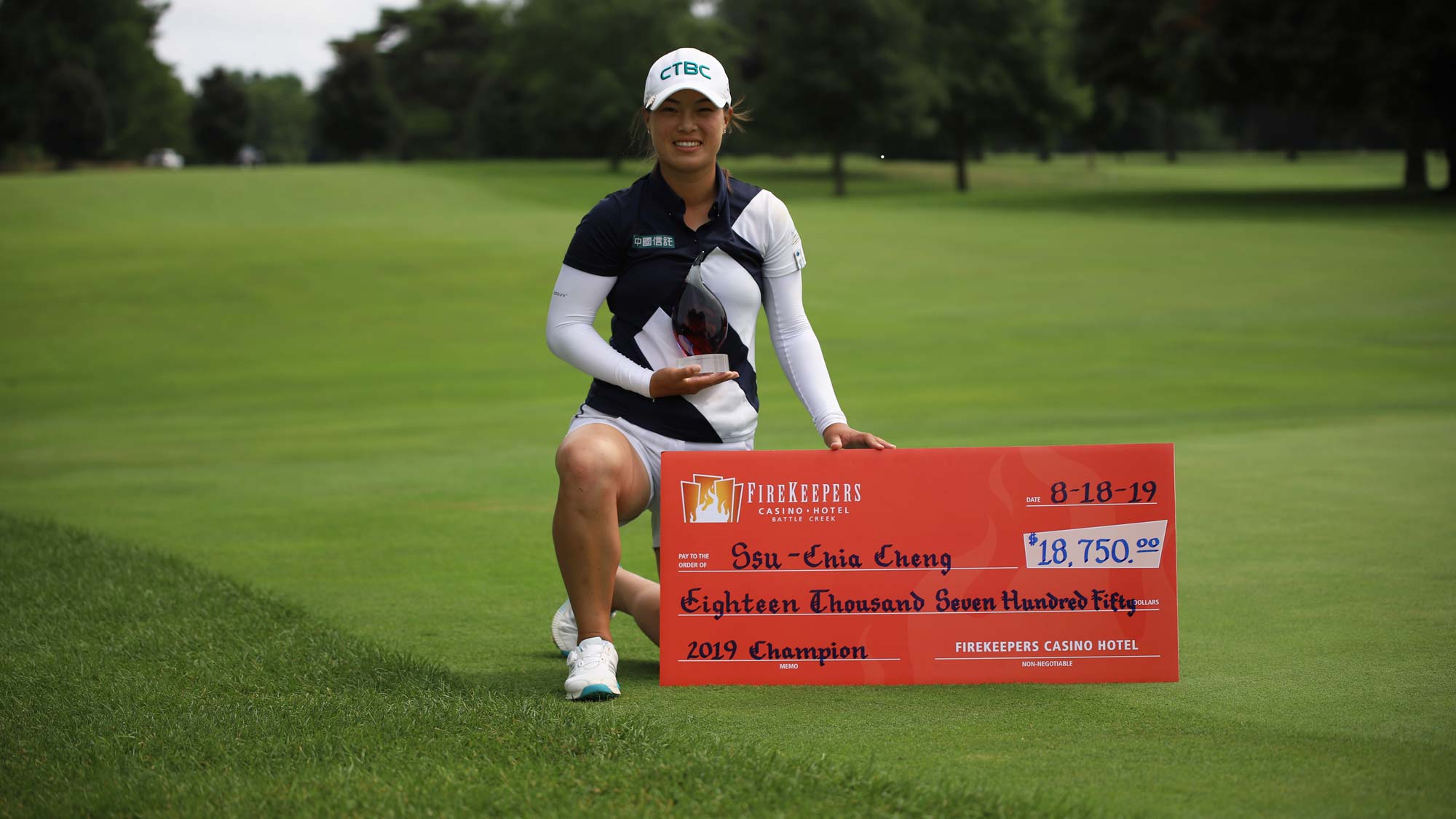 Ssu-Chia Cheng with trophy and check