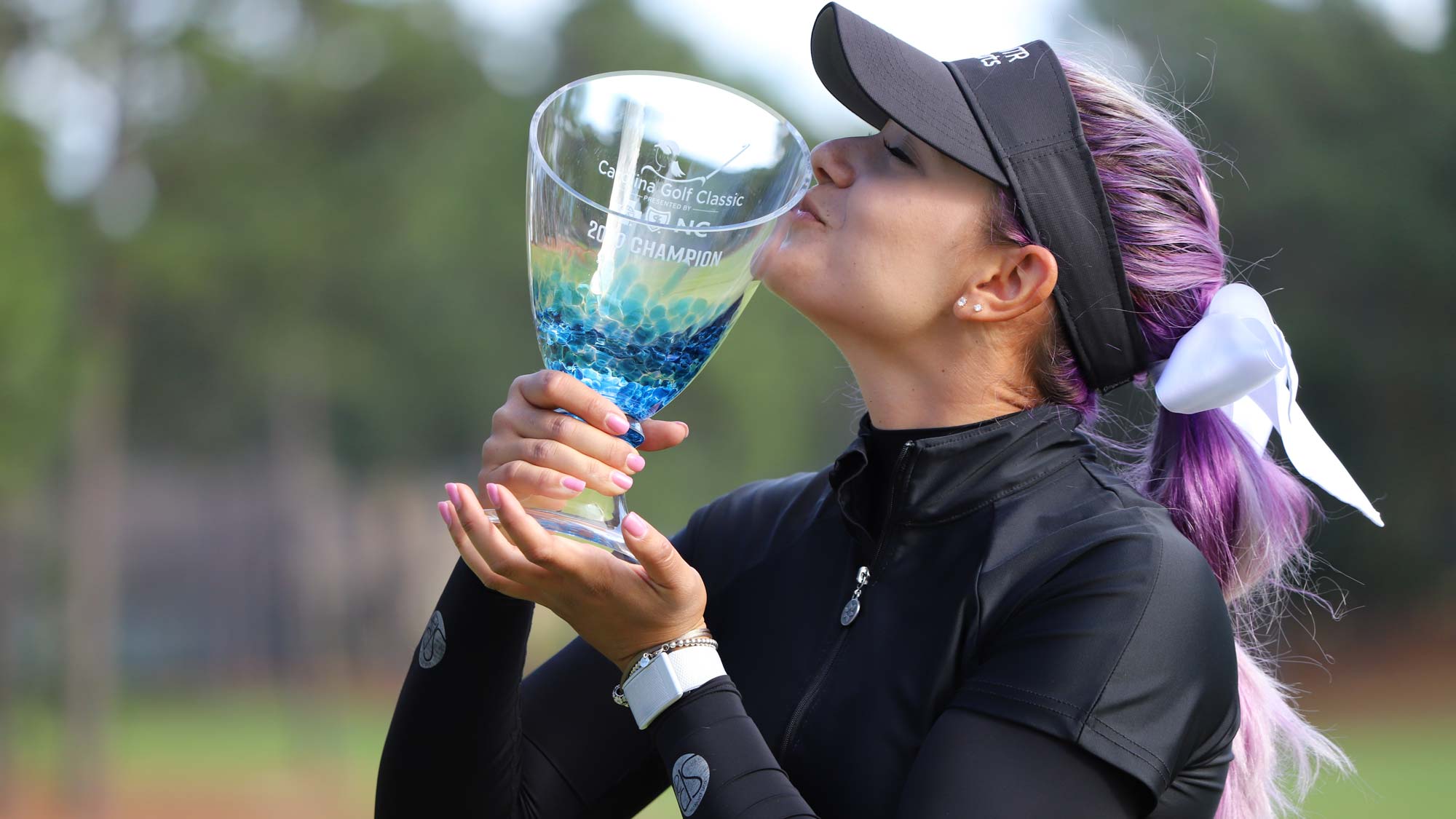 Ana Belac Kisses CGC Trophy