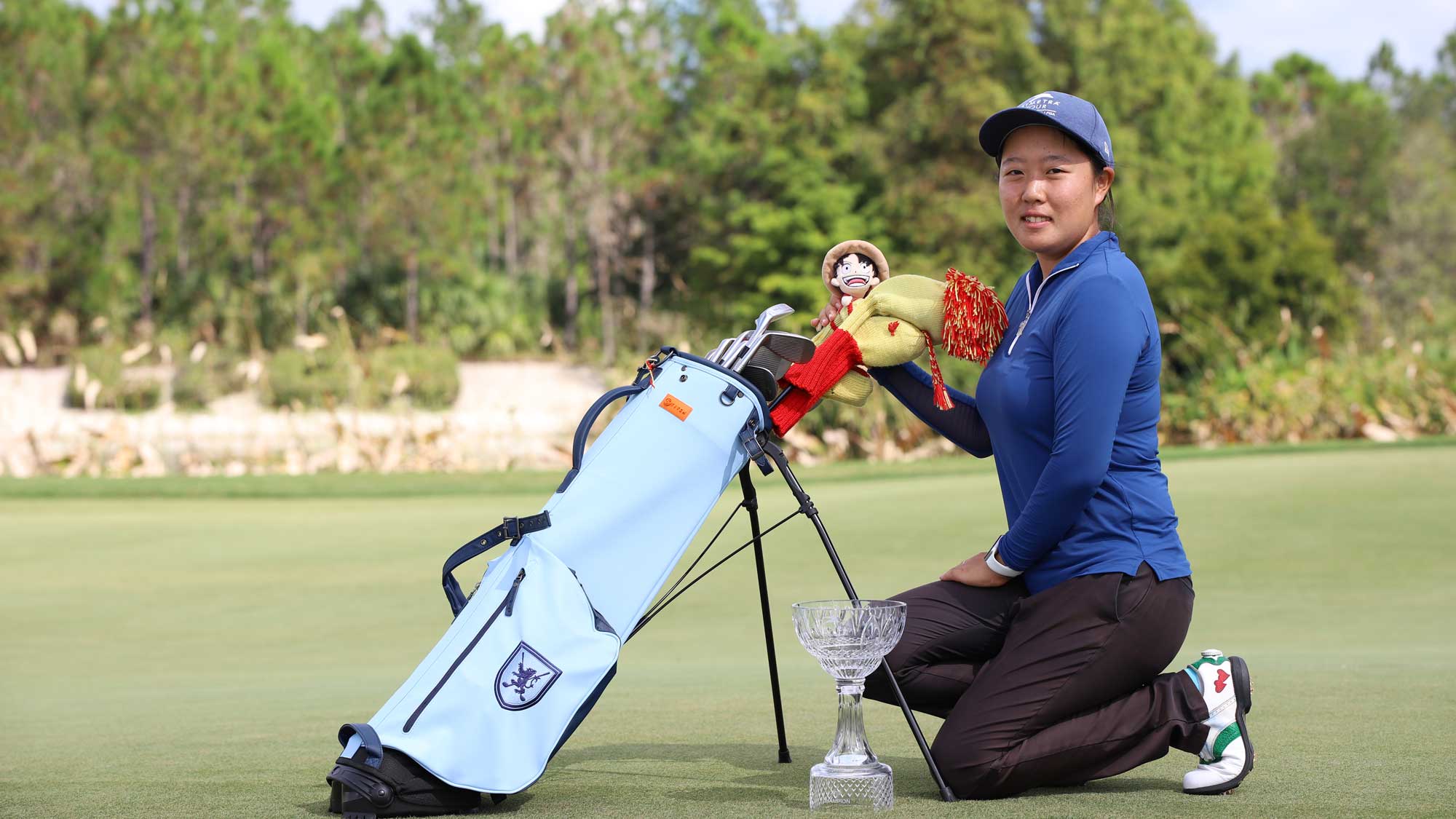 ruixin-liu-with-trophy-and-bag_2000x1125.jpg