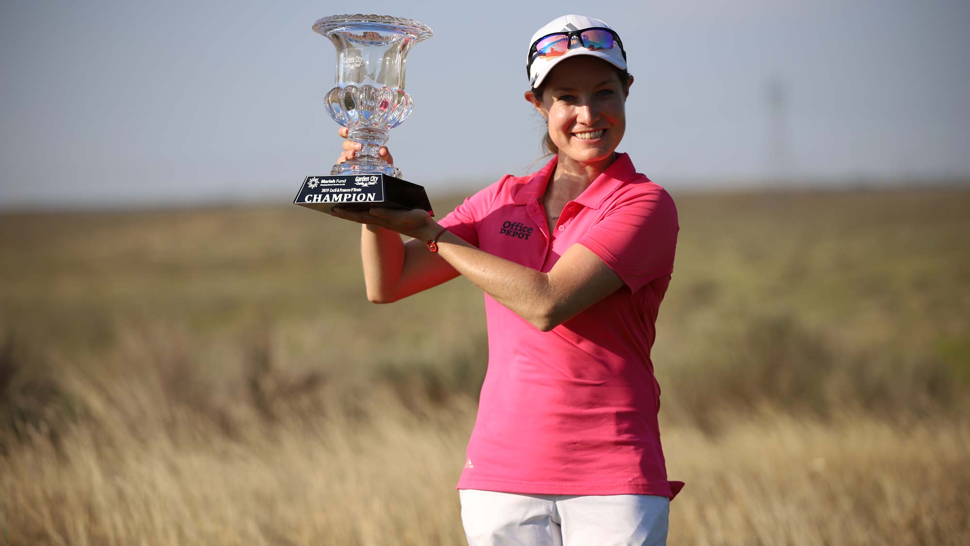 Alejandra Llaneza raises trophy