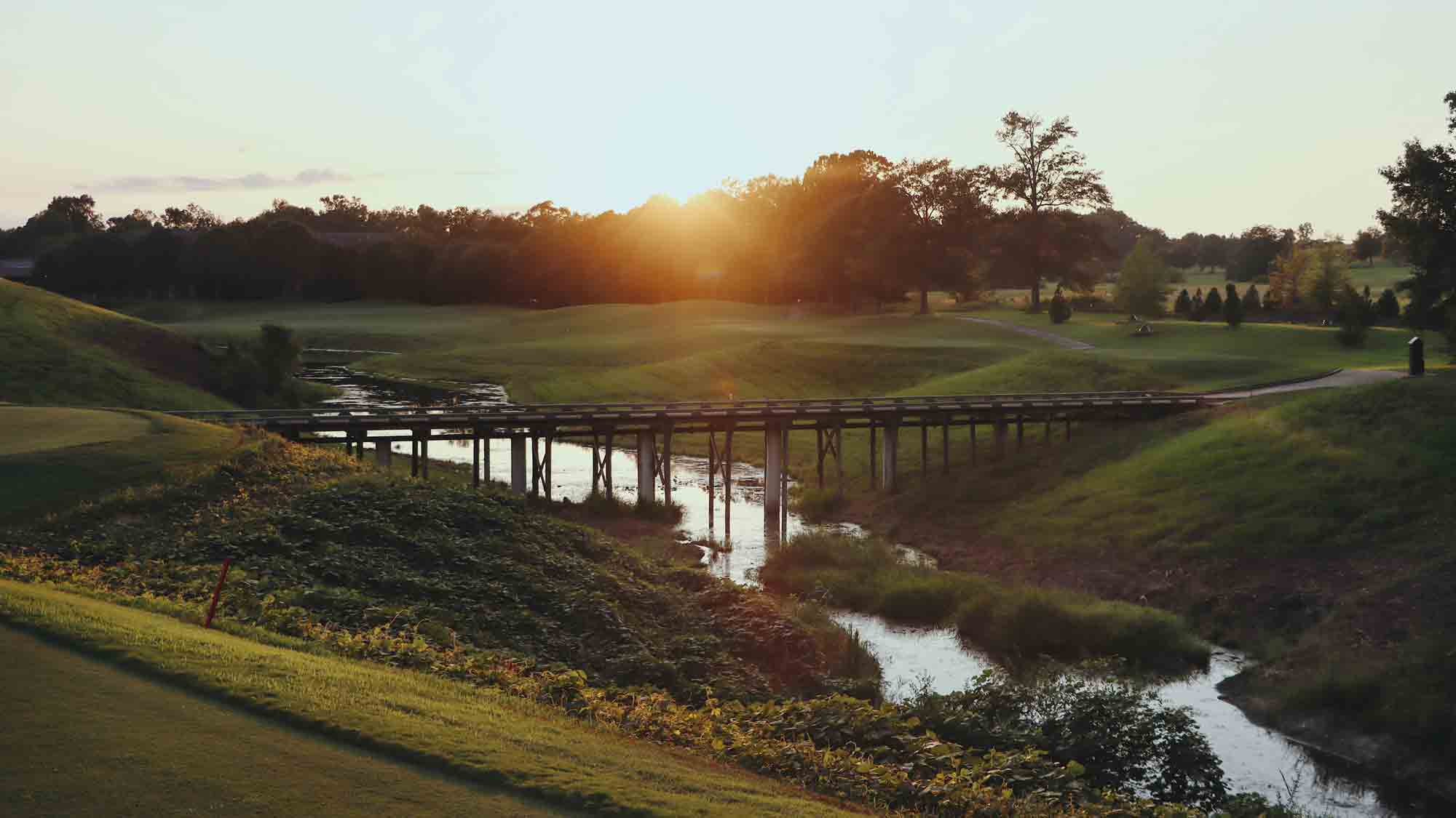 et22guardianchampionshipcourseno17teeboxshotofthebridgewithsunflare2000x1125.jpg