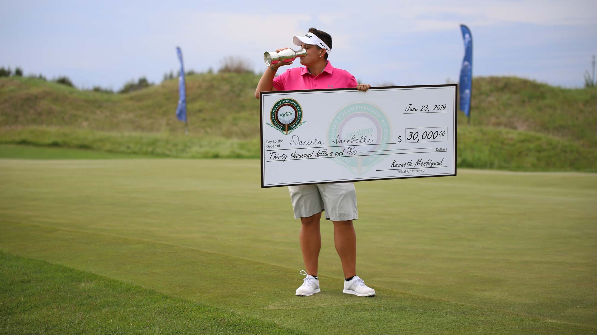 Daniela Iacobelli with trophy and check