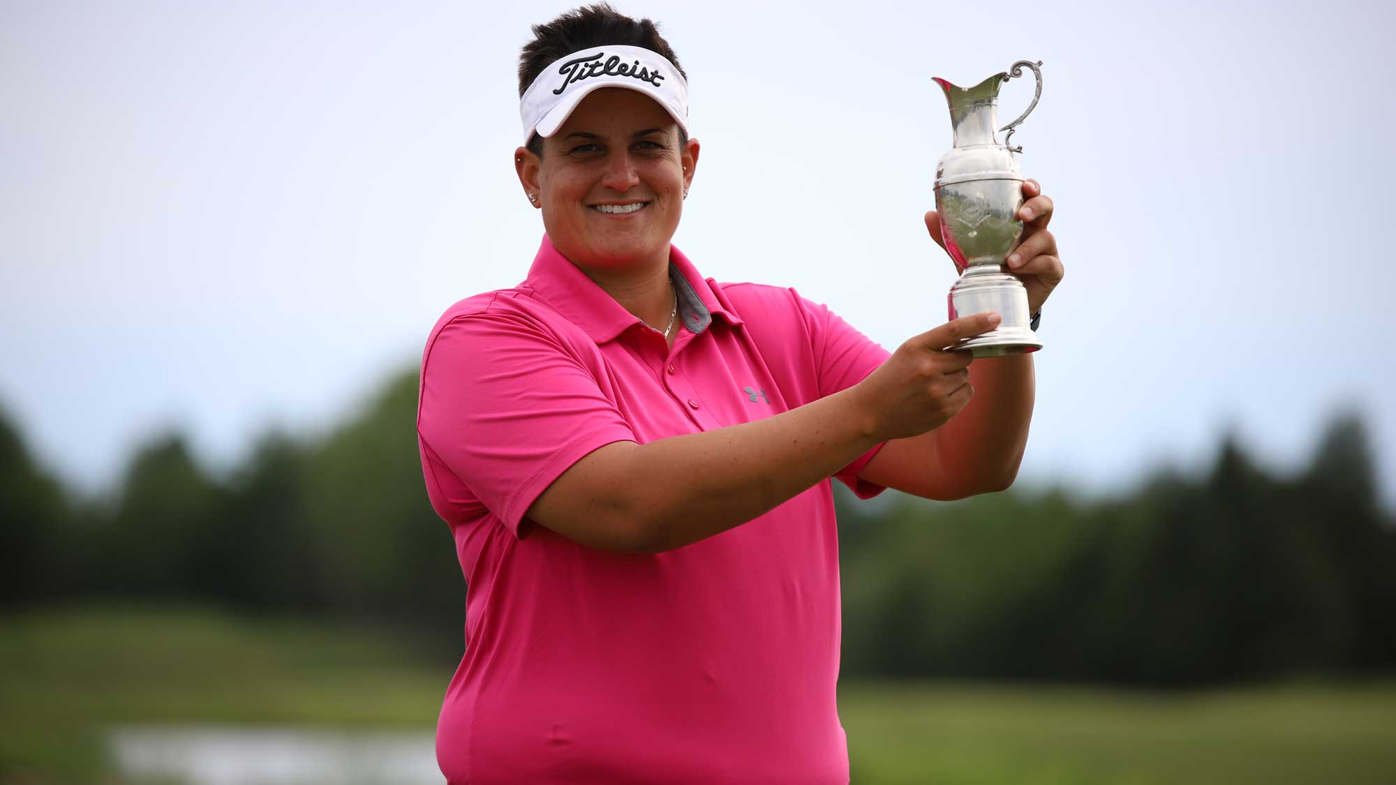 Daniela Iacobelli holds trophy