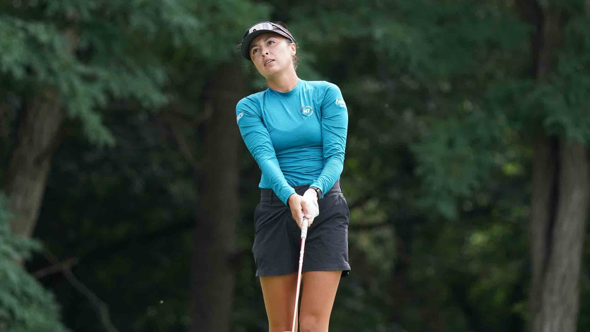 gabby-lemieux_watching-tee-shot_2000x1125.jpg