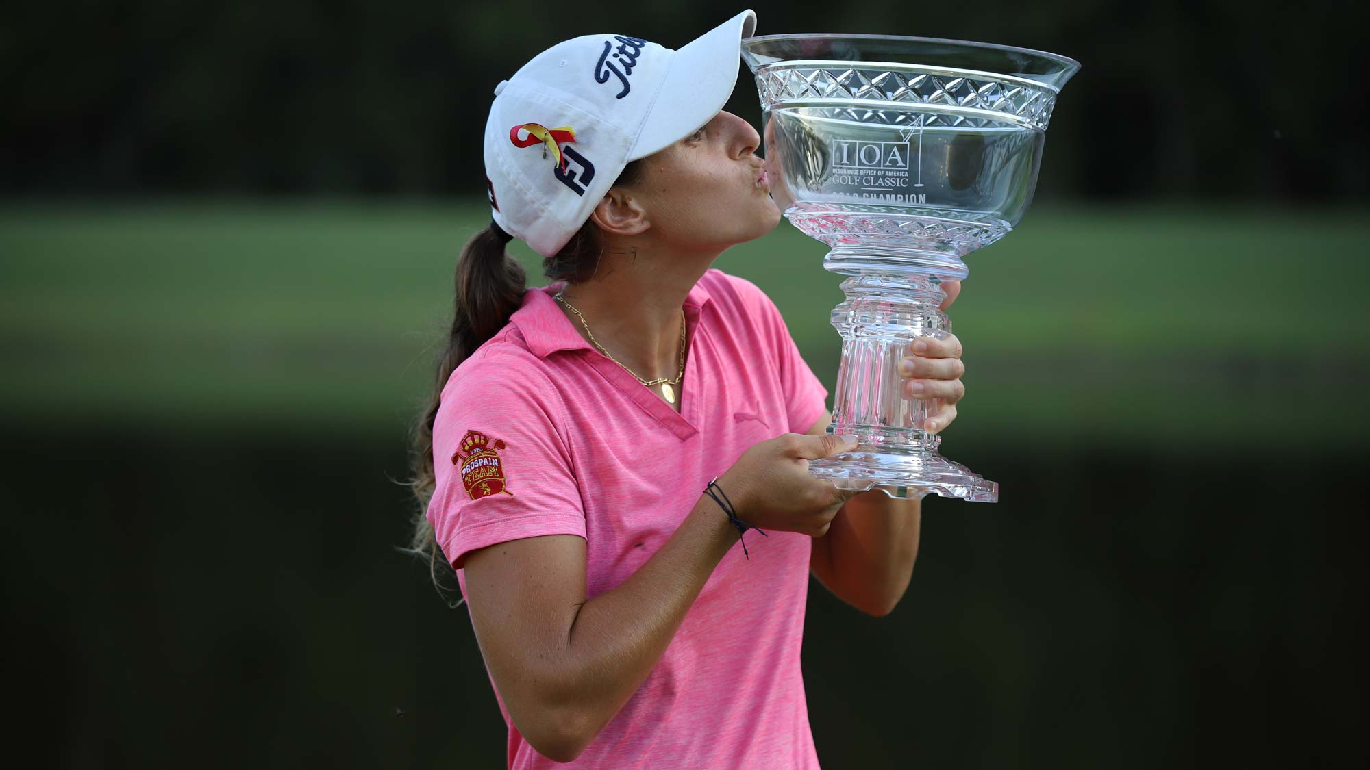 Marta Sanz Barrio kisses trophy