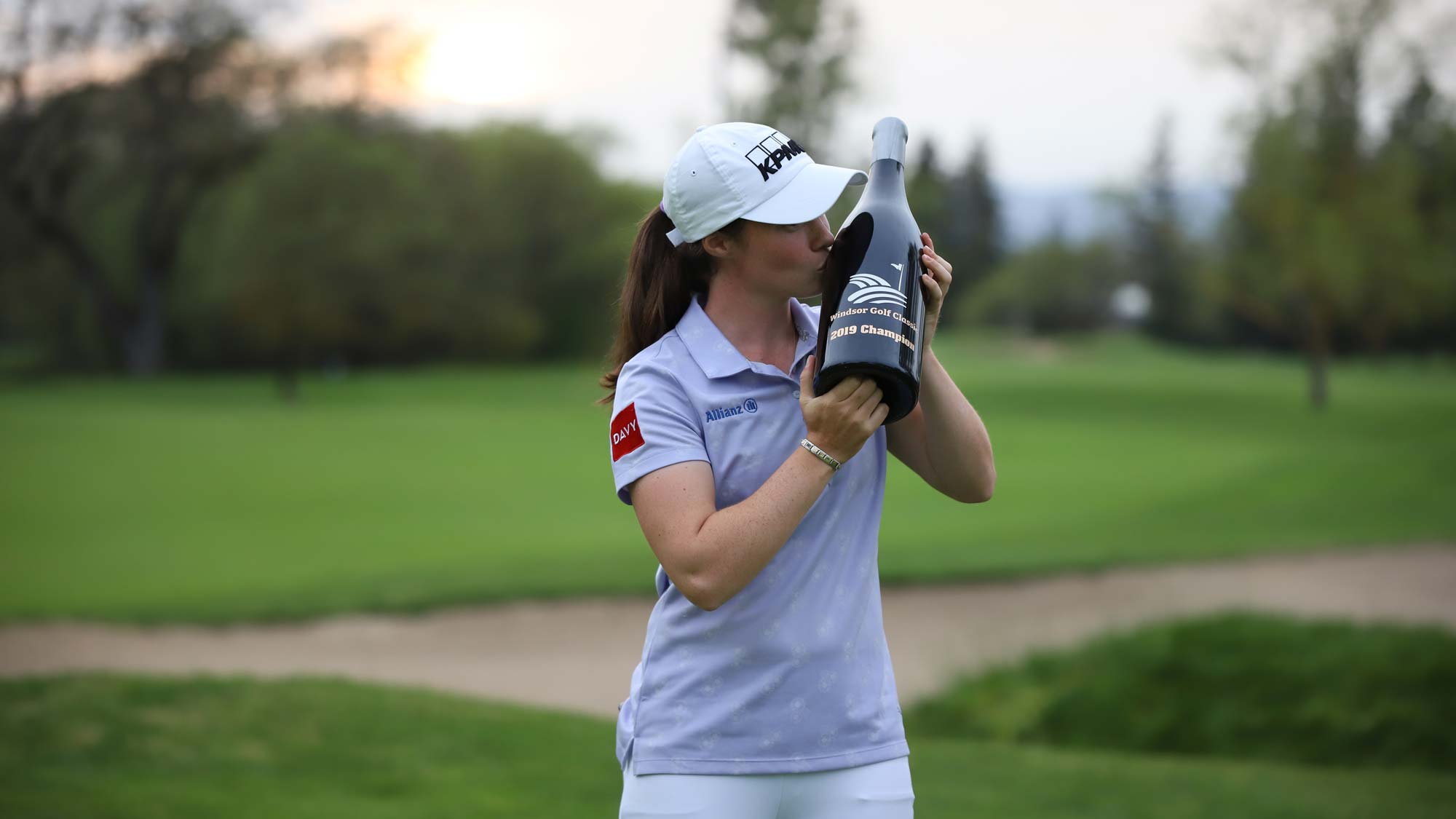 Leona Maguire kisses trophy